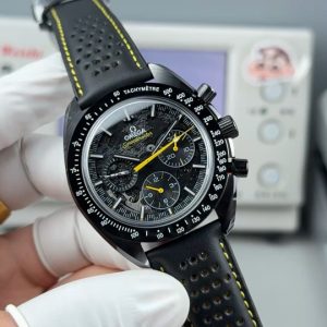 New Second-Generation "Full Ceramic Craftsmanship" Apollo-BLS Collection For the first time, Omega's latest Speedmaster Dark Side of the Moon watch employs "full ceramic" craftsmanship. Ceramic is an inorganic non-metallic substance formed through high-temperature firing. This material can be used to manufacture high-density watch components with exceptional mechanical properties.Ceramic ranks among consumers' most favored watch materials, owing to its striking, diverse hues and exceptional properties. Twice as light as stainless steel, ceramic offers superior wear resistance, high scratch resistance, biocompatibility, hypoallergenicity, and non-magnetic properties.This timepiece features a 44.25mm case housing a blackened movement. Laser ablation technology recreates the authentic lunar surface on the movement's bridges, paying homage to the Speedmaster's pivotal role in the Apollo 8 mission.Through the skeletonized dial crafted from black anodized aluminum, the near side of the moon—visible from Earth—is clearly visible. The caseback reveals the far side of the moon, seen only by astronauts. The watch is paired with a black micro-perforated rubber strap featuring a striking yellow rubber insert.The entire watch is crafted from black ceramic, featuring a central chronograph seconds hand accented with yellow lacquer and a bezel adorned with laser-engraved, bright white enamel tachymeter scales.The small seconds hand is crafted from Grade 5 titanium, ingeniously shaped like the Saturn V rocket. This 3D form is achieved through laser turning, with color variations created by applying white lacquer, laser ablation, and laser blackening techniques.